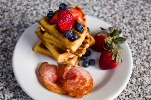 Waffeln Mit Erdbeeren Und Blaubeeren — Stockfoto