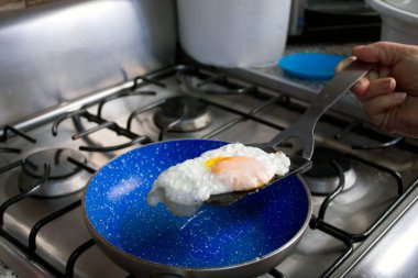 mavi bir tavada kızarmış yumurta