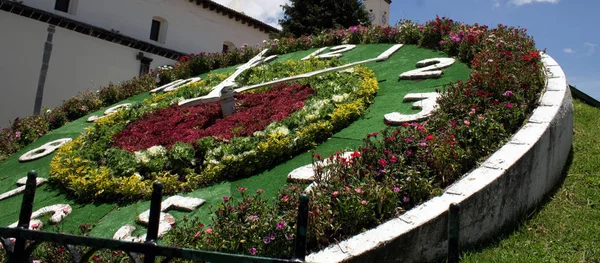 Zacatlan aşağı şehir plaza çiçek saatinde, bu saat aslında doğru saat verir.