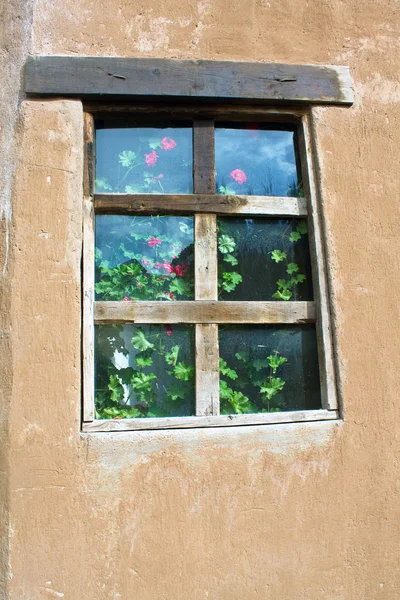 Uma janela com molduras de madeira vintage — Fotografia de Stock