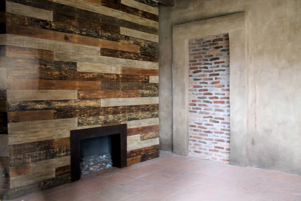 ない光の煙突と木製の壁 — ストック写真