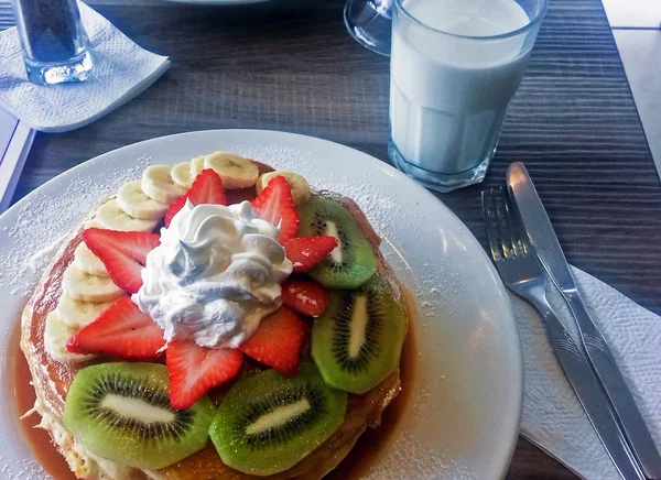 Pfannkuchen mit Kiwi und Beeren — Stockfoto