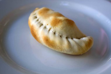 Empanada beyaz bir tabak içinde