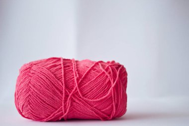 Beyaz arka planda iplik topu