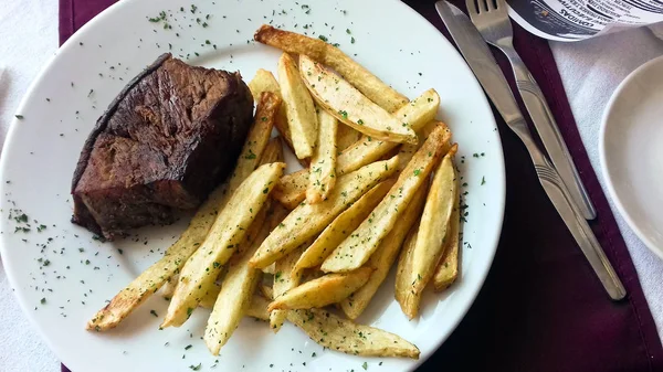 Estaca de carne com batatas fritas — Fotografia de Stock