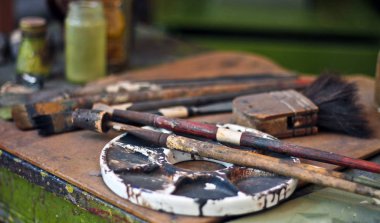 Sanatçı fırçalar ve boya