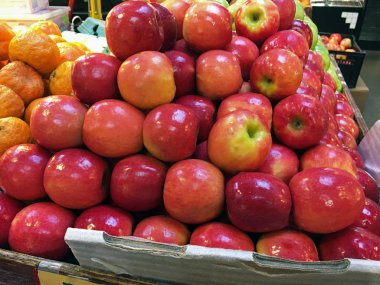 Bir halk pazarında kırmızı elma yığını