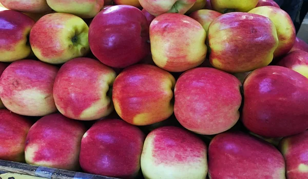 bir yığın içinde kırmızı elma