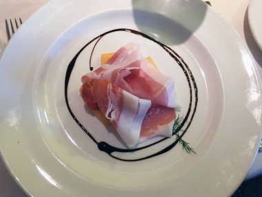 beyaz bir tabakta prosciutto