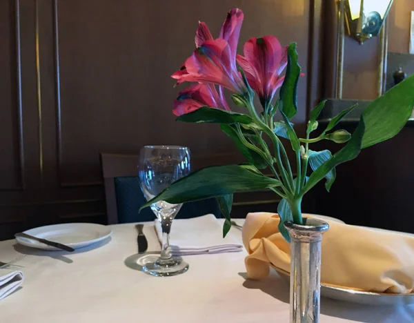 çiçek aranjmanları ile yemek masası