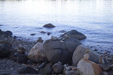 Huzurlu denizden kayalar