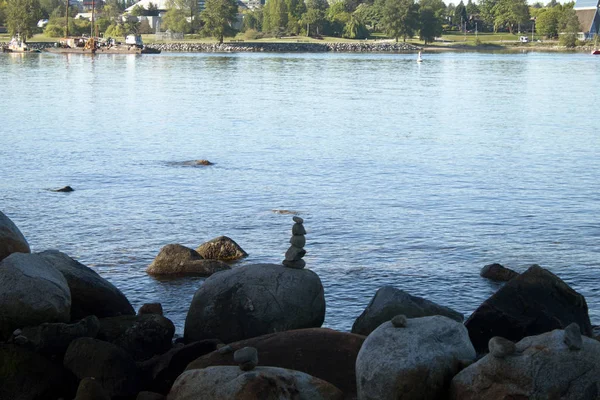 Pile de rochers dans le rivage — Photo