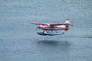 alaska denizine küçük cessna uçak iniş