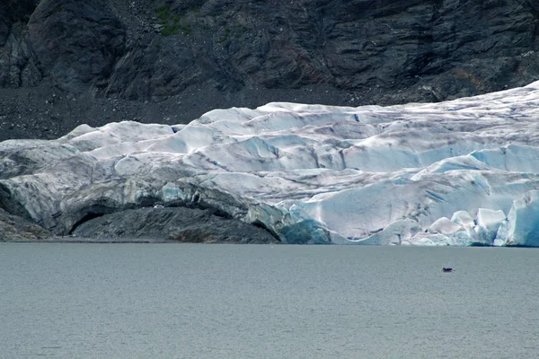 Una mirada cercana del glaciar Mendenhall en Juneau Alaska — Foto de Stock