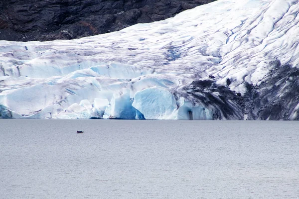 Una mirada cercana del glaciar Mendenhall en Juneau Alaska — Foto de Stock