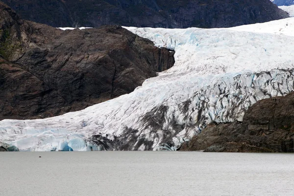 Un regard attentif sur le glacier Mendenhall à Juneau Alaska — Photo