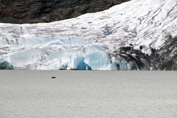 Un regard attentif sur le glacier Mendenhall à Juneau Alaska — Photo