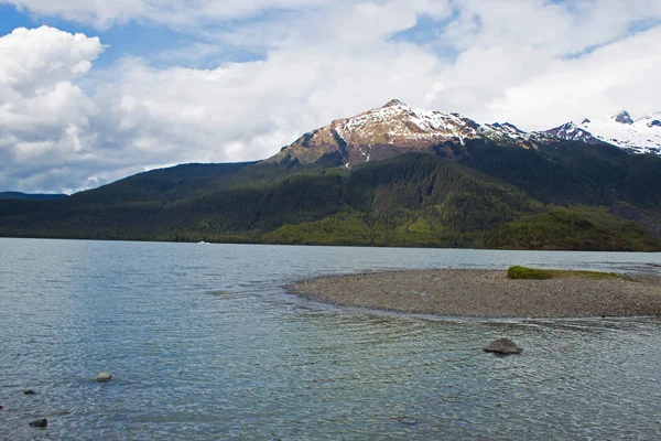 Vue sur la montagne en bord de mer — Photo