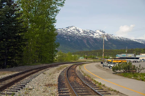 後ろの山を持つスカッグウェイ鉄道 — ストック写真