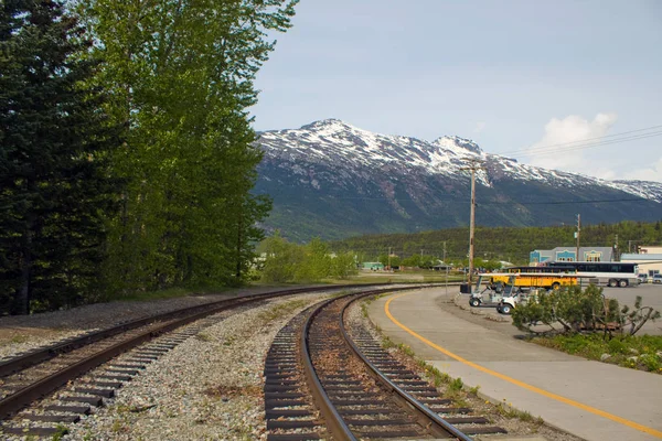 Chemin de fer skagway avec une montagne derrière — Photo