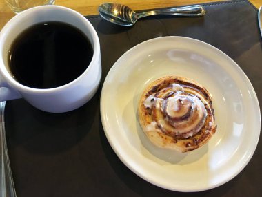 Tarçın rulo ve bir fincan kahve