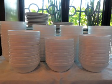 Beyaz kase yığını