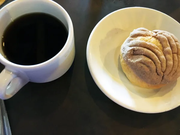 Šálek kávy a chléb z koncha — Stock fotografie