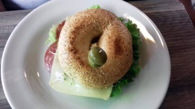 üstüne zeytin ile simit sandviç