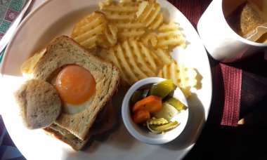 kahvaltıda patates kızartması ve çayile yumurtalı sandviç