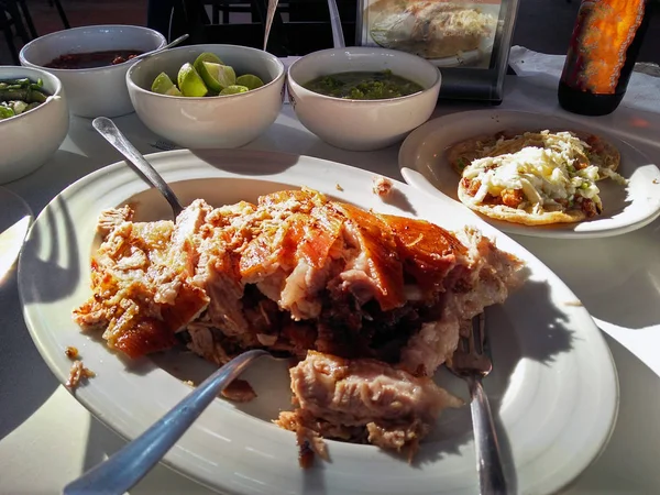 yanlarda tüm övgü ile carnitas plaka