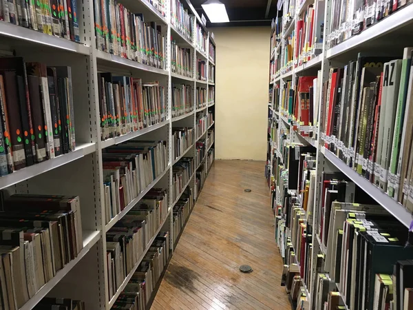 Kitapların çok dolu ortak kütüphanede bookshelfs