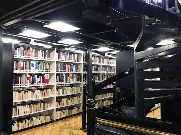 Estanterías en la biblioteca pública y una escalera —  Fotos de Stock