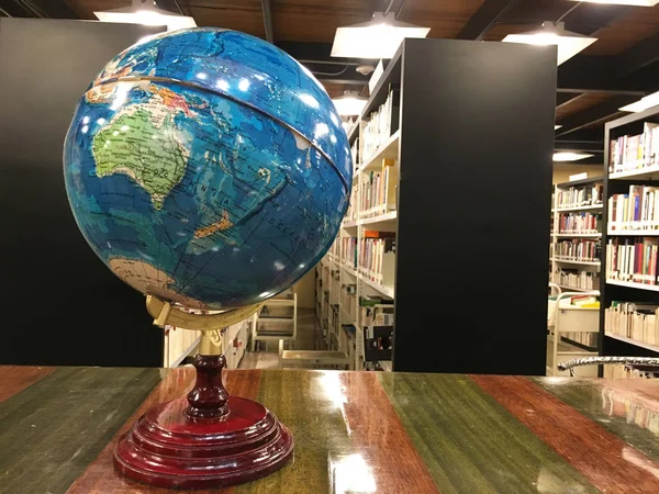 Un globo dentro de la biblioteca pública —  Fotos de Stock