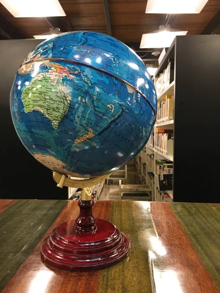 Un globo dentro de la biblioteca pública —  Fotos de Stock