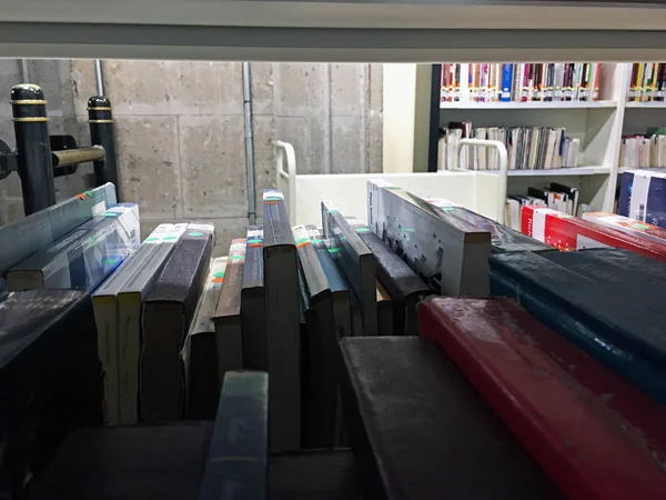 Vista cercana de los libros en la estantería de una biblioteca pública —  Fotos de Stock