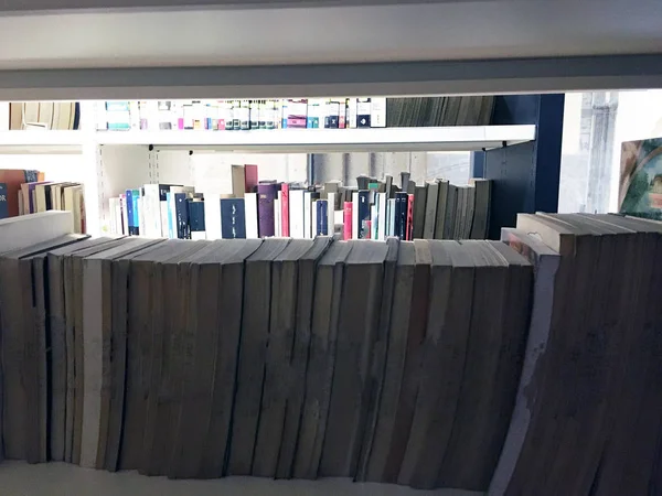 Bookshelf in the public library — Stock Photo, Image