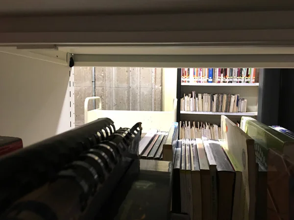 Vista cercana de los libros en la estantería de una biblioteca pública —  Fotos de Stock