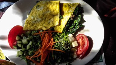 Brunch omlet ve domates salatası