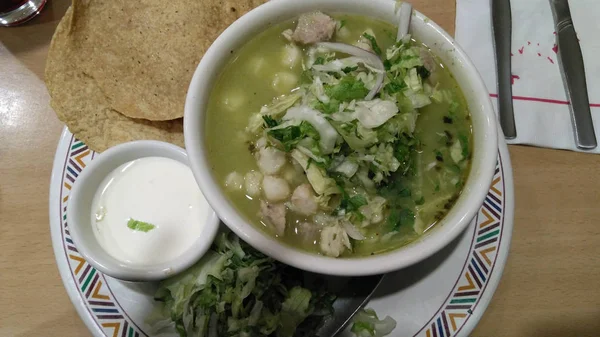 Pozole Blanco Mexicano Con Algunas Verduras Listo Para Ser Comido —  Fotos de Stock