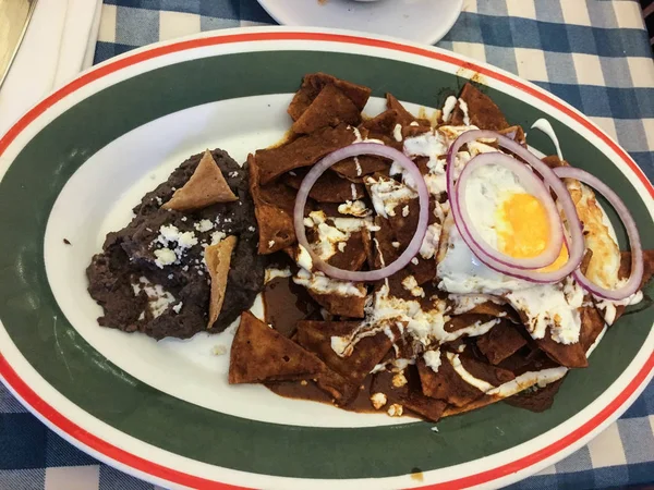 fasulye ile köstebek chilaquiles