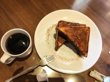 Fransız tost ve kahve yığını