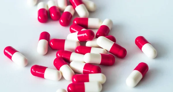 Pílulas vermelhas e brancas em uma pilha que coloca lá — Fotografia de Stock