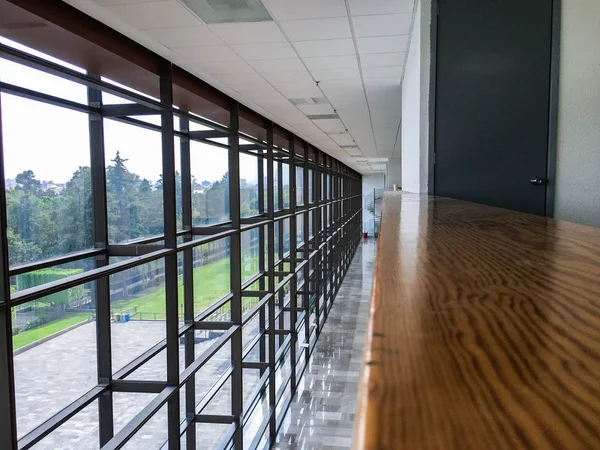 bir perspektif ile büyük pencere