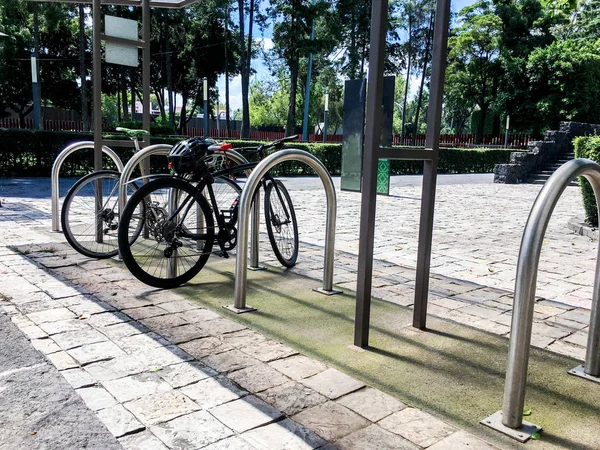 Cykelparkeringar i en park — Stockfoto