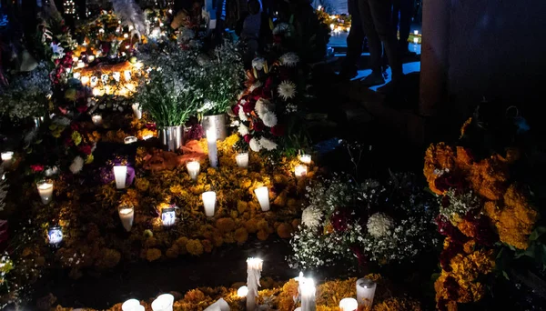 Morminte decorate cu cempasuchil în ziua morții, Mexic — Fotografie, imagine de stoc