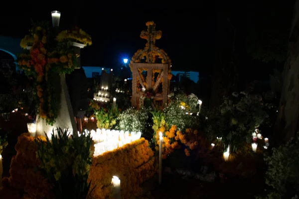 Morminte decorate cu cempasuchil în ziua morții, Mexic — Fotografie, imagine de stoc