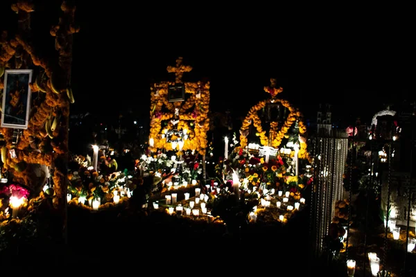 Tumbas decoradas con cempasuchil el día de la muerte, México —  Fotos de Stock