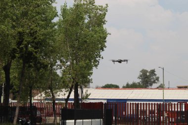 açık bir günde uçan drone