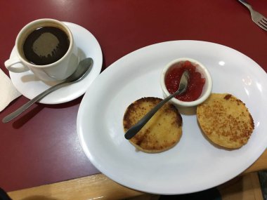 Reçelli çörek ve kahve.