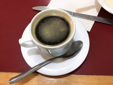 Bir fincan koyu kahve.